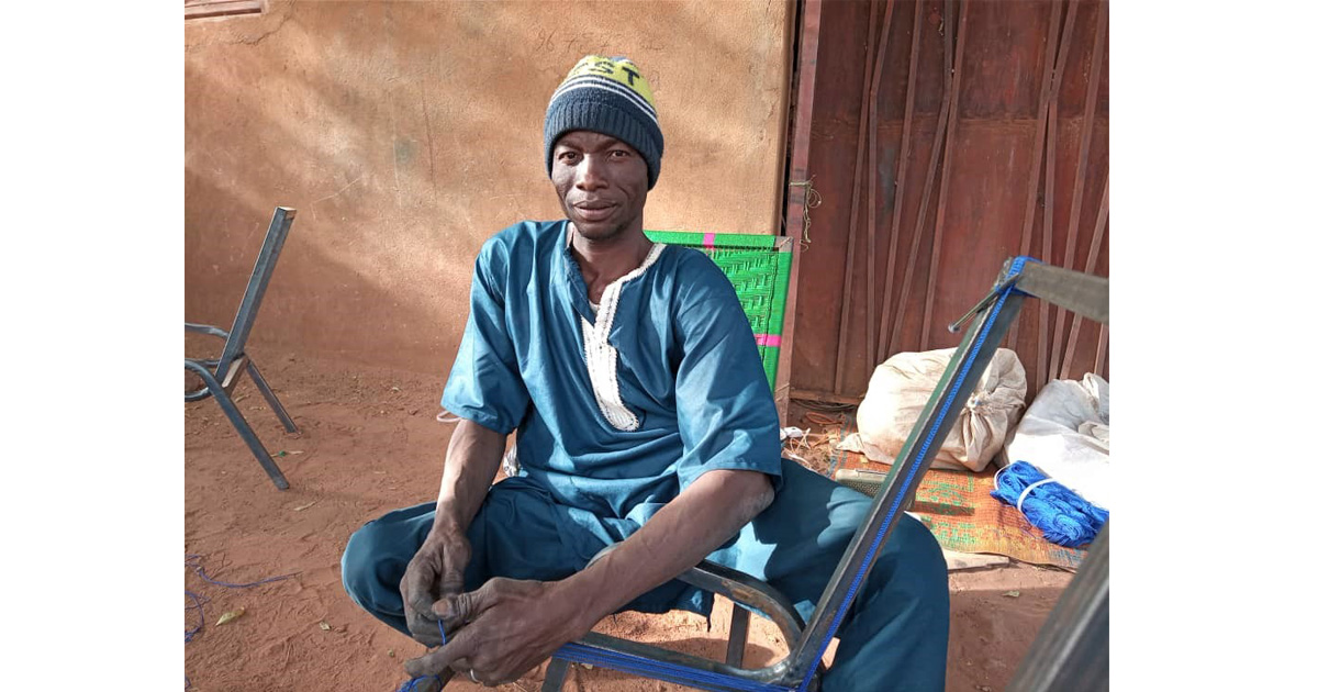 Portrait de Seydou Abdou, un jeune handicapé locomoteur de Gaya vivant de l’artisanat