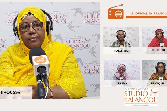 Les présentateurs des journaux sur le plateau du Studio Kalangou