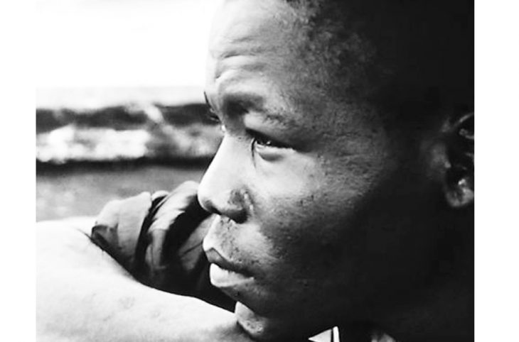 Une statue d’Oumarou Ganda à la Place des cinéastes à Ouagadougou