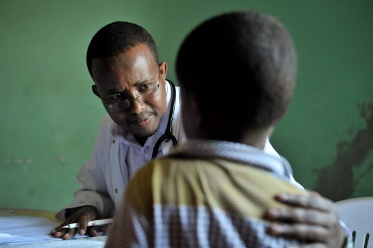Un enfant en consultation médicale