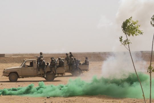 Des soldats nigériens effectuent une patrouille à cheval simulée lors de l'exercice Flintlock à Agadez, au Niger, le 18 avril 2018