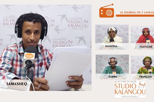 Les présentateurs des journaux sur le plateau du Studio Kalangou