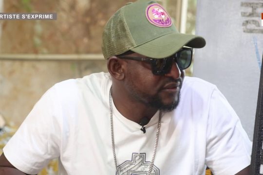 Kamikaz liman parlant de son parcours d'artiste rappeur sur le plateau de l'artiste s'exprime.