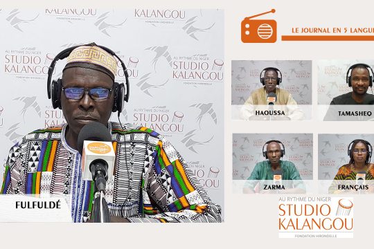 Les présentateurs des journaux sur le plateau du Studio Kalangou