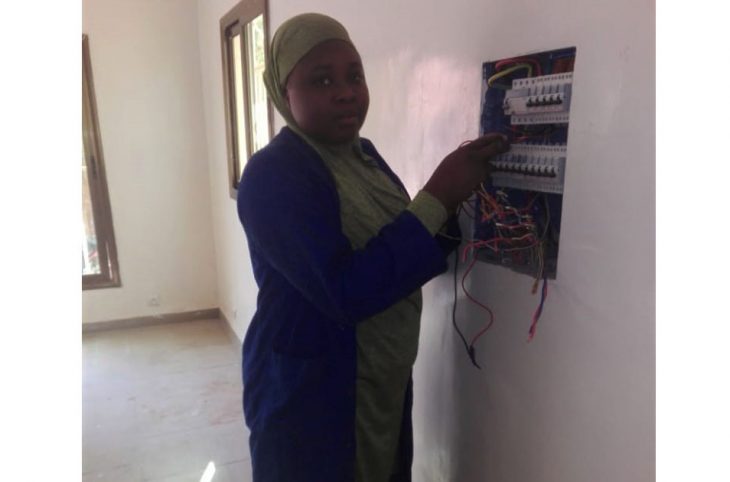 Nana Firdawssi, une jeune électricienne de Niamey
