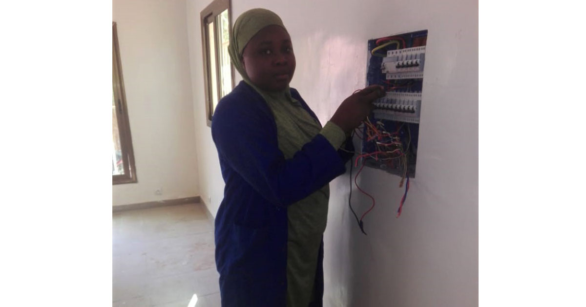 Nana Firdawssi, une jeune électricienne de Niamey