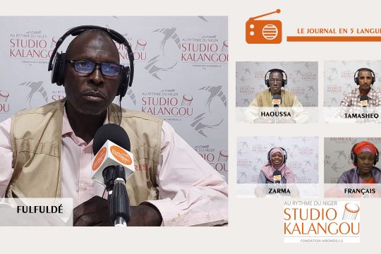 Les présentateurs des journaux sur le plateau du Studio Kalangou