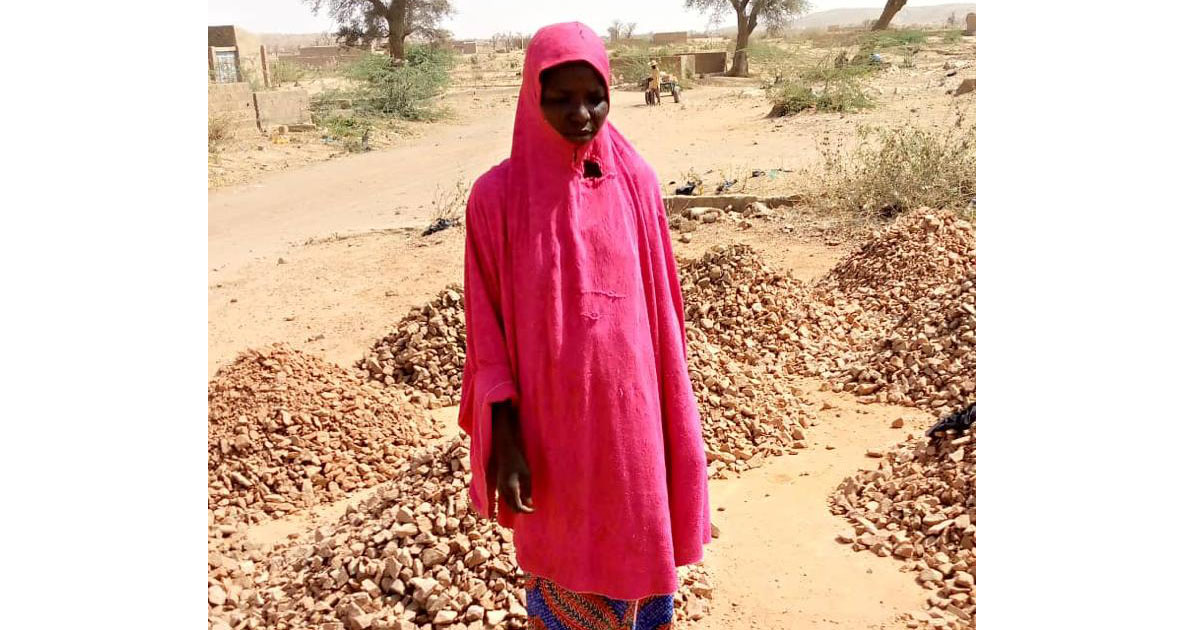 Portrait de Binta, vendeuse de gravier à Zinder