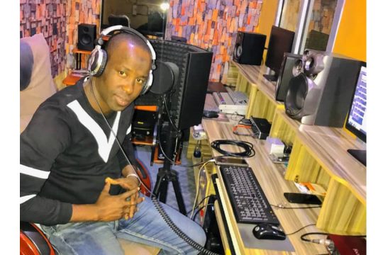 Salissou Mamoudou dans un studio musical