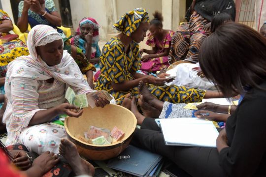 Des femmes comptant de l'argent