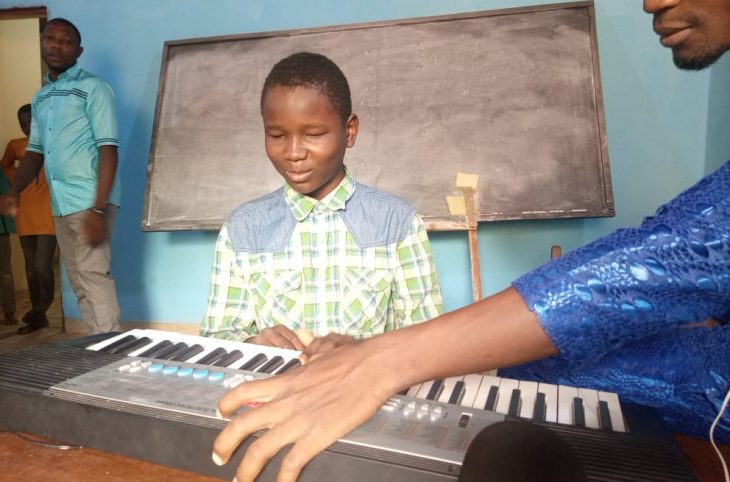 J'apprends beaucoup de choses, comme jouer au piano