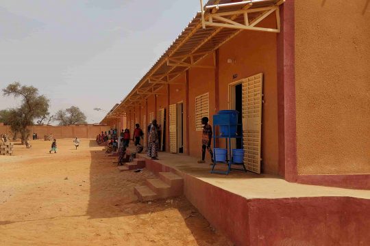 Les nouvelles classes pour les élèves victimes d’incendie à Niamey en avril 2021 construit par UNICEF Niger