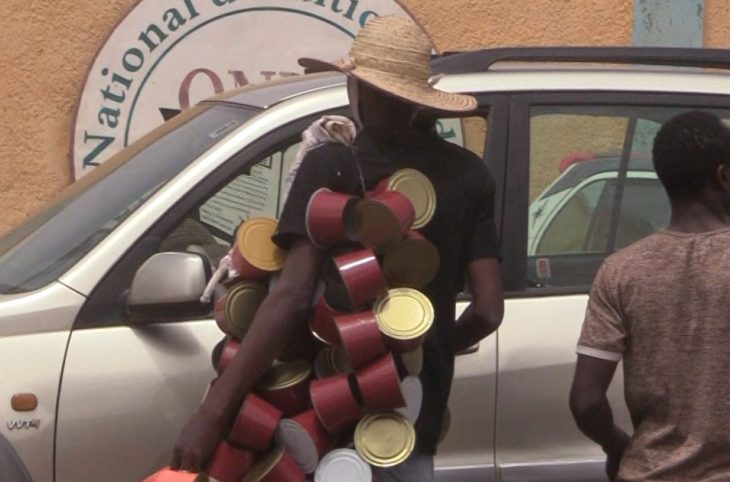 Fabrication et vente du récipient appelé « Sâ’ » ou « Moudou », par des jeunes à Maradi pour le prélèvement de la zakat el fitr