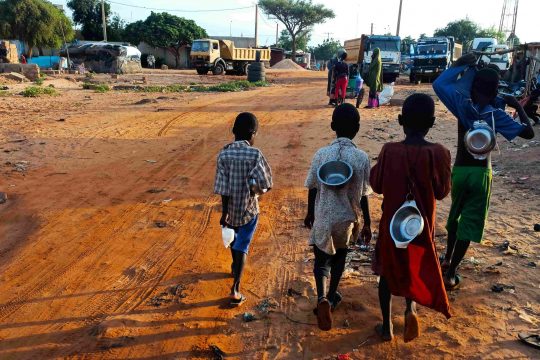 Des enfants mendiants dans une rue de Niamey