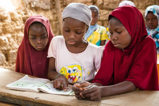Des filles dans une salle de classe faite de matériaux locaux de l'école Gourdjia Kwara, Région de Tilaberri, Niger