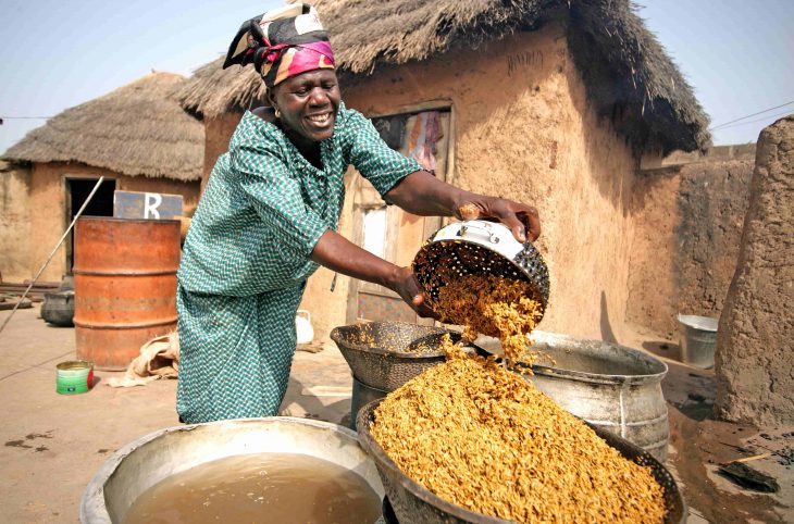 À la découverte des femmes étuveuses de riz de Gaya