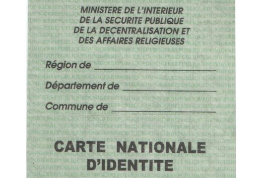Institué par le décret n° 64-193/MI du 9 Octobre 1964 (Journal Officiel n° 19 du 1er octobre 1964), la Carte Nationale d’Identité est obligatoire pour le citoyen à partir de 18 ans.