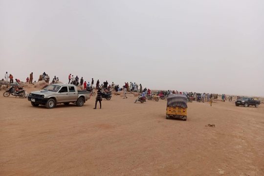 Une foule de personnes sur le nouveau site aurifère découvert dans la ville d’Agadez
