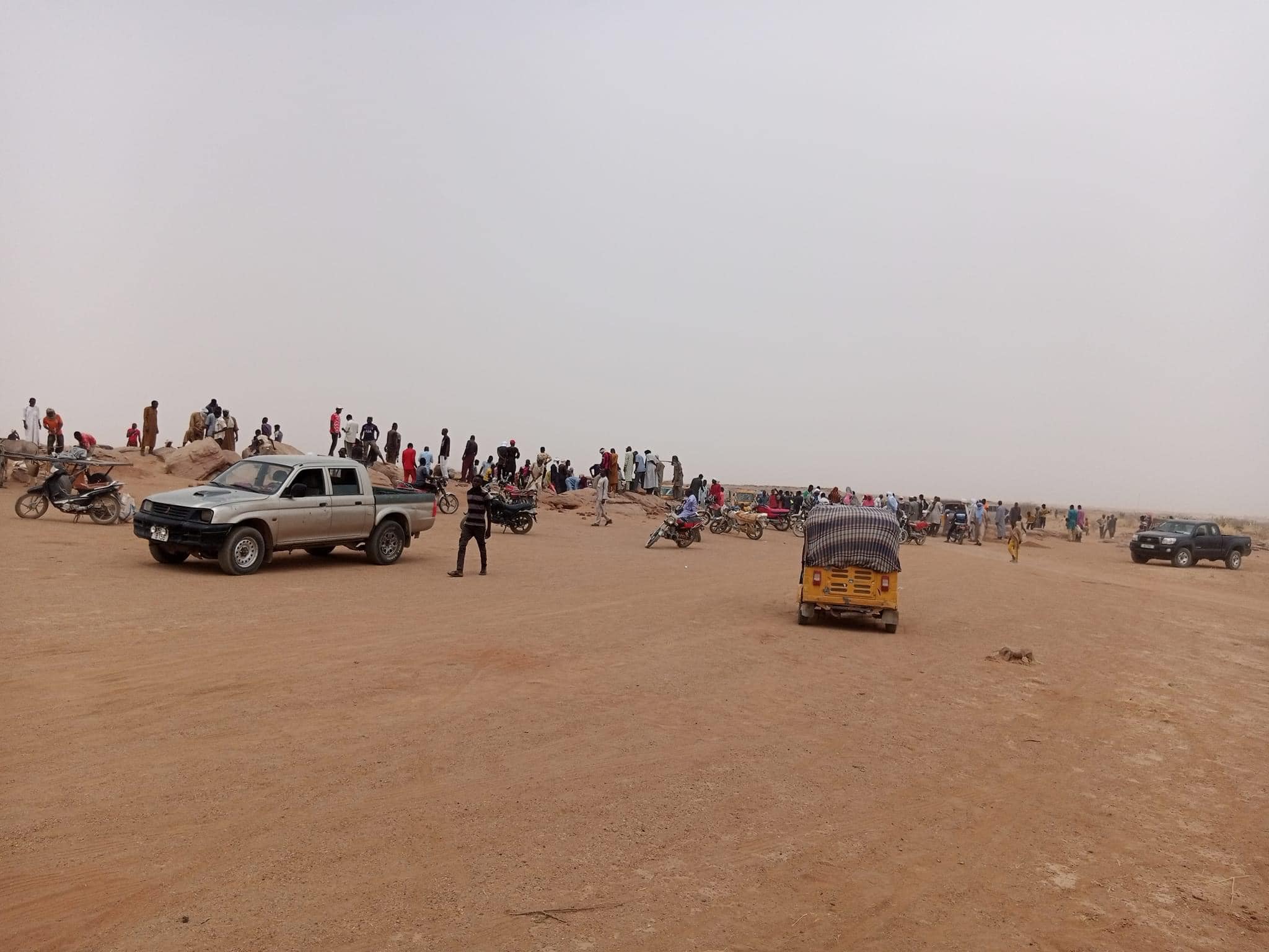 Les jeunes affluent sur un nouveau site aurifère découvert dans la ville d’Agadez