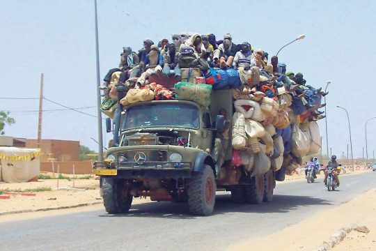 Des personnes dans un véhicule de transport à Agadez au Niger