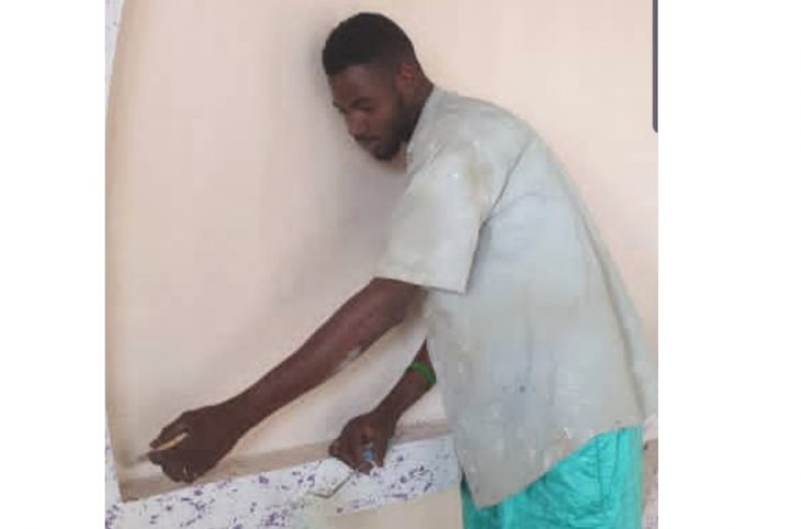 Portrait d’Abdoul Razak Sani, jeune peintre et décorateur des maisons