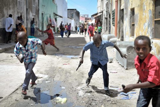 Des jeunes enfants qui jouent dans la rue