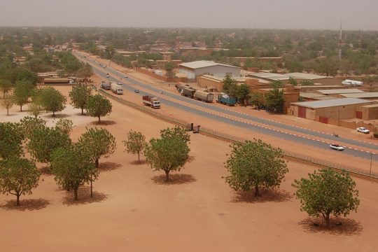 Vue aérienne sur une rue de la ville de Niamey