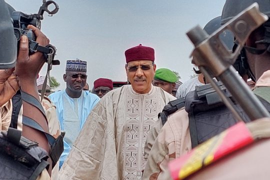 Le président de la République Mohamed Bazoum en visite à Diffa côté des FDS