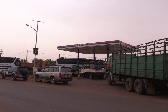 Au Niger, la pénurie de gasoil occasionne des fils d'attentes dans les stations-services pour un éventuel ravitaillement.