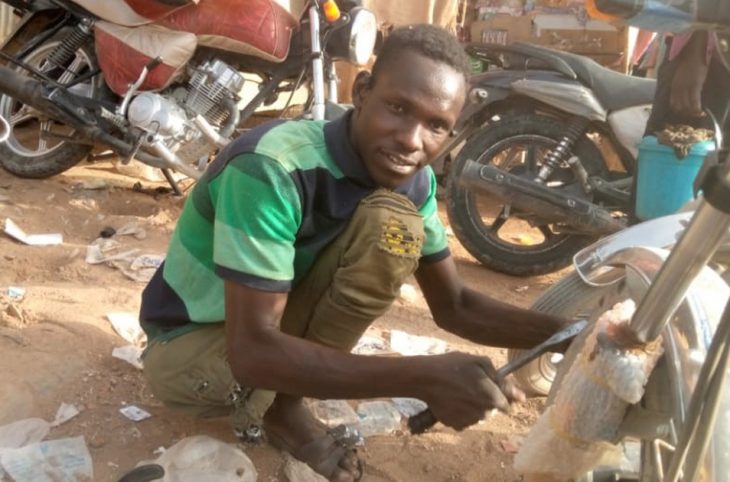 Portrait de Mahamadou Moutari, jeune étudiant handicapé et vulcanisateur à Agadez