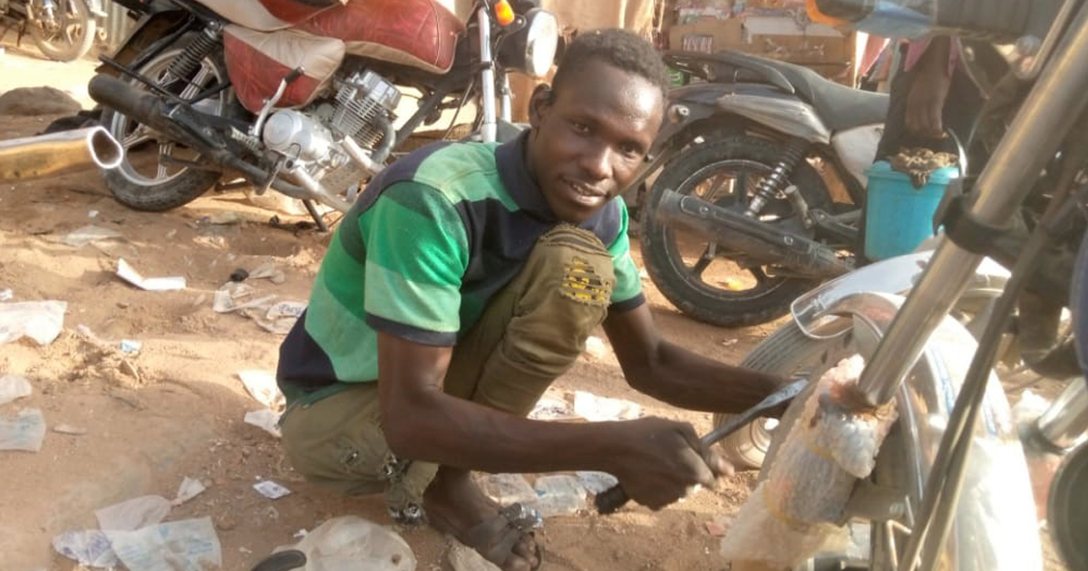 Portrait de Mahamadou Moutari, jeune étudiant handicapé et vulcanisateur à Agadez