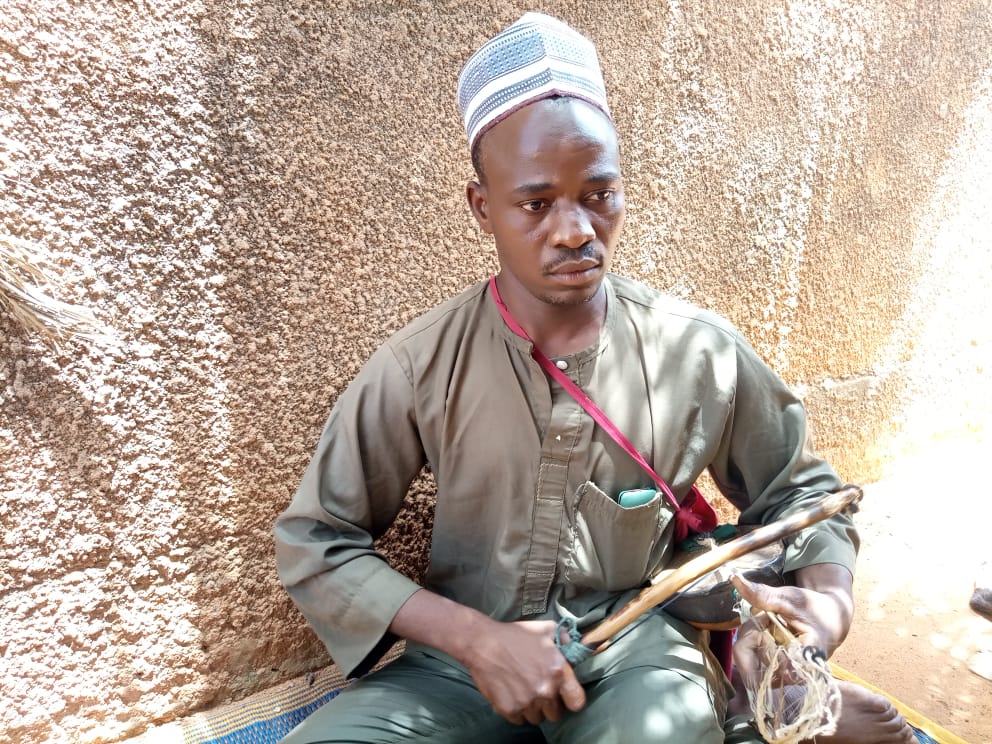 Portrait de  »Sarkin Makada Gogué », chef des joueurs de  »Guodjé » violon traditionnel de Gaya 