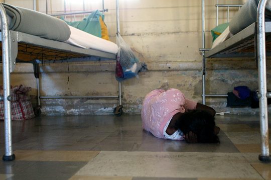 Une patiente dormant sur le sol du dortoir des femmes d’un l'hôpital psychiatrique