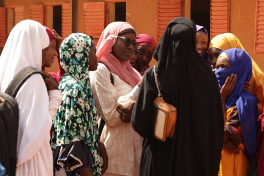 Une journaliste du Studio Kalangou en interview dans le centre N°4 de Tahoua BEPC session 2022