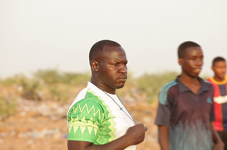 Portrait du Coach Kondago, un passionné de foot appelé « c’est nous on mange »