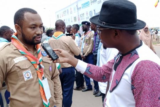 Un membre du Scouts au micro de Habibou Garb