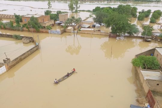 Une pirogue dans une ruelle inondée du quartier Larmordé de Niamey,