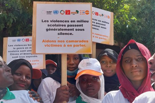Des jeunes filles tenant des pancartes de sensibilisation avec des messages clés sur les violences basées sur le genre, Niamey le 13 août 2022 / Crédit photo : Faride Boureima