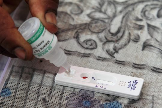 Agent de santé rural utilisant un kit de diagnostic rapide pour la détection précoce et le diagnostic du paludisme - Source: Wikimedia