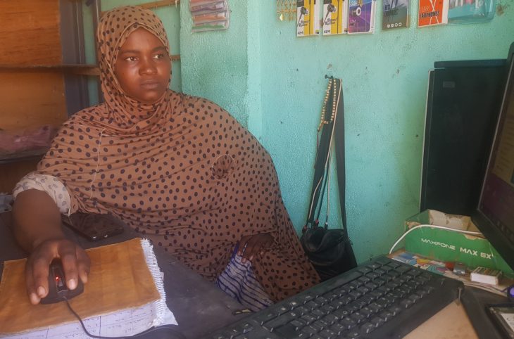 Portrait de Nadia Ali, une jeune qui commercialise des films et séries sur clés USB