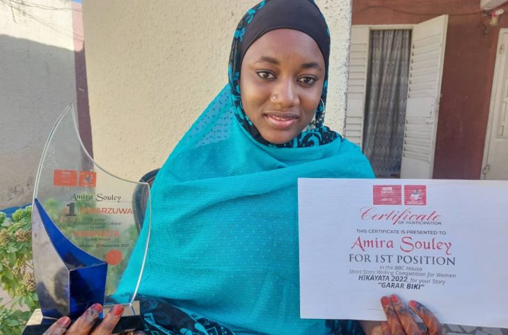 Portrait de <strong>Amira Elhadj Souley, </strong>lauréate du concours d’écriture en langue hausa de la BBC