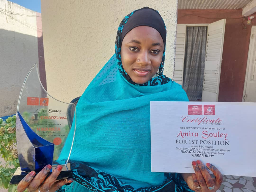 Portrait de <strong>Amira Elhadj Souley, </strong>lauréate du concours d’écriture en langue hausa de la BBC