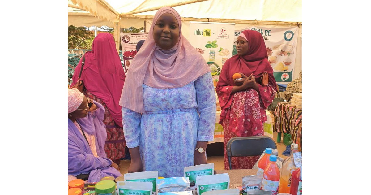 Portrait de Zène Halima Issaka, diplômée en management qui s’est lancée dans la commercialisation des tisanes