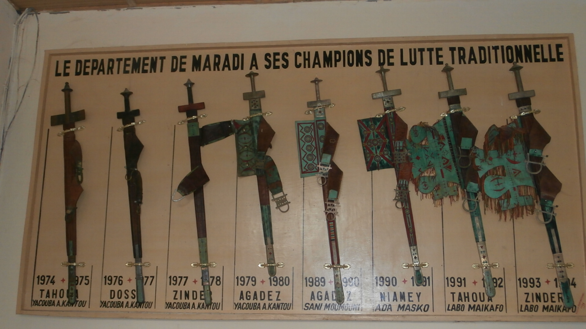 Explication du sabre du champion national de lutte traditionnelle