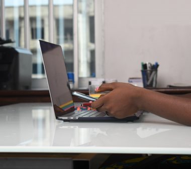 Une femme dans un bureau