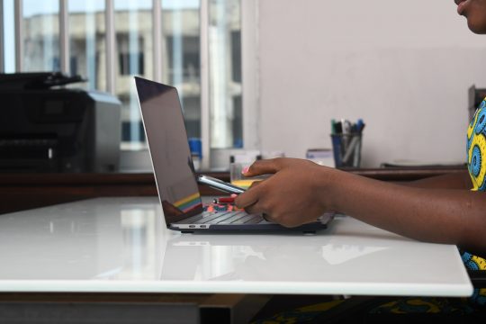 Une femme dans un bureau