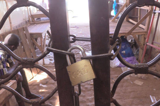Une boutique fermée au marché Wadata de Niamey le 27 janvier 2023