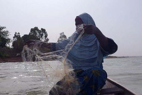 Une femme du village de Bongoula en train de pêcher sur les rives du fleuve Niger / Photo: Rahilatou Souamana - Studio Kalangou
