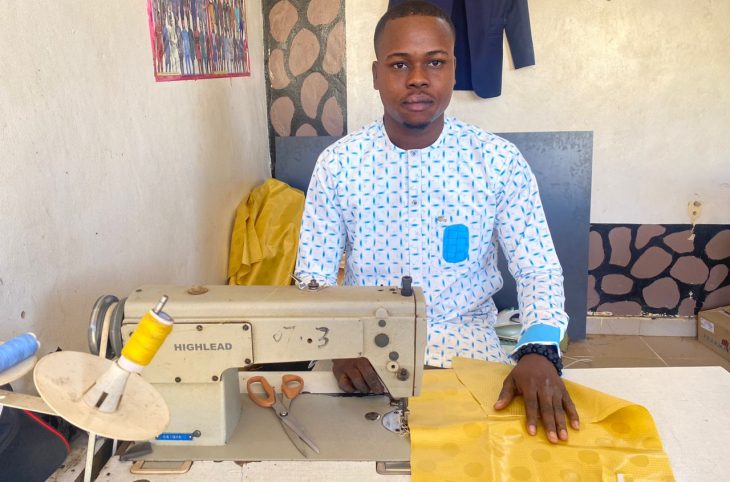 Portrait de Abdoul Aziz, jeune couturier