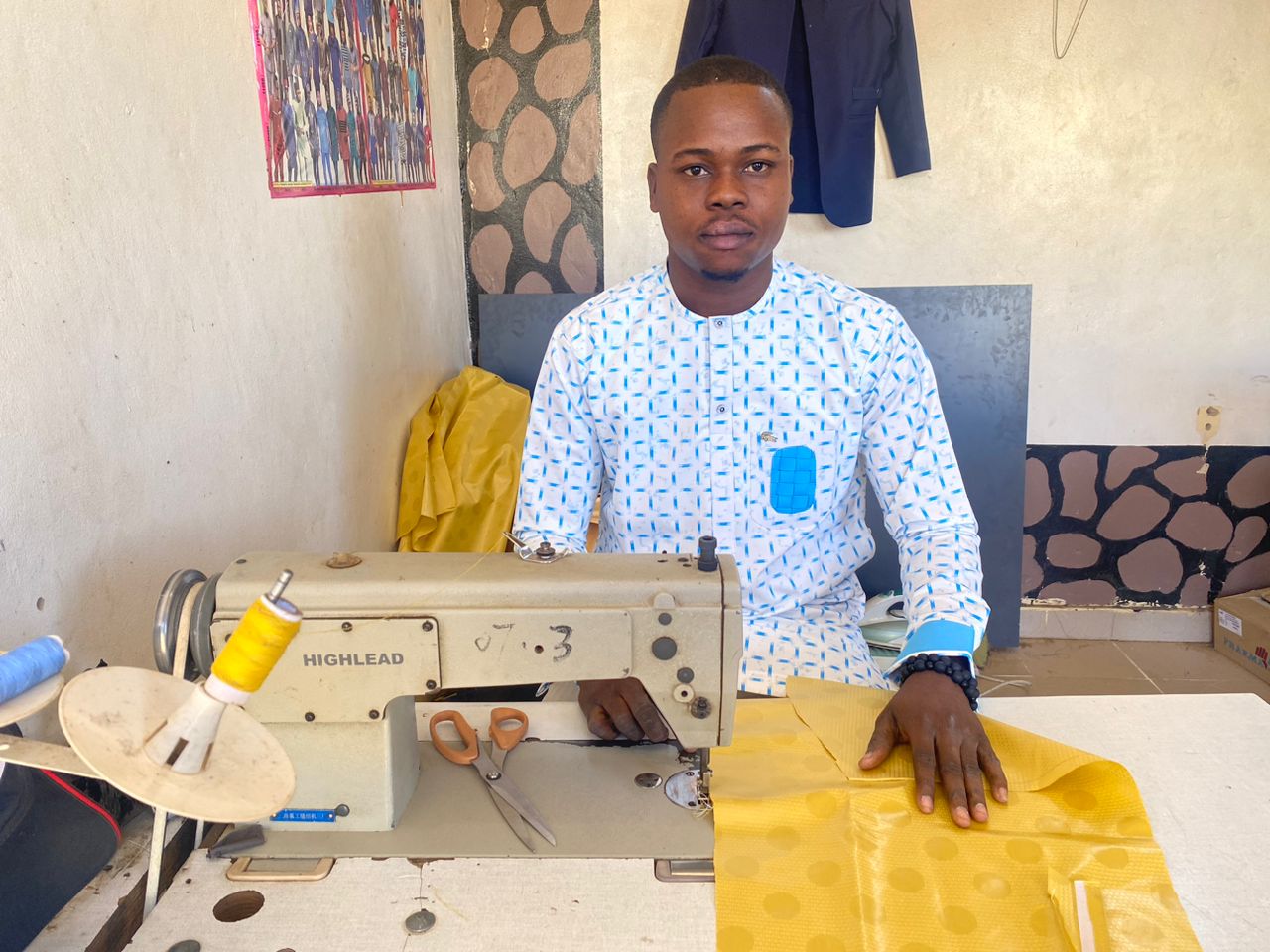 Portrait de Abdoul Aziz, jeune couturier